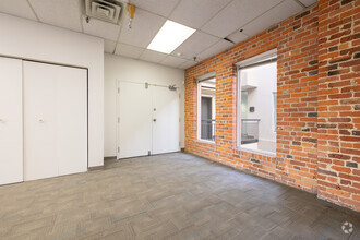 358-362 Rue Notre-Dame E, Montréal, QC for lease Interior Photo- Image 1 of 6