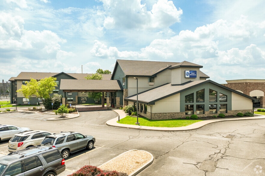 2902 E DuPont Rd, Fort Wayne, IN for sale - Building Photo - Image 2 of 5