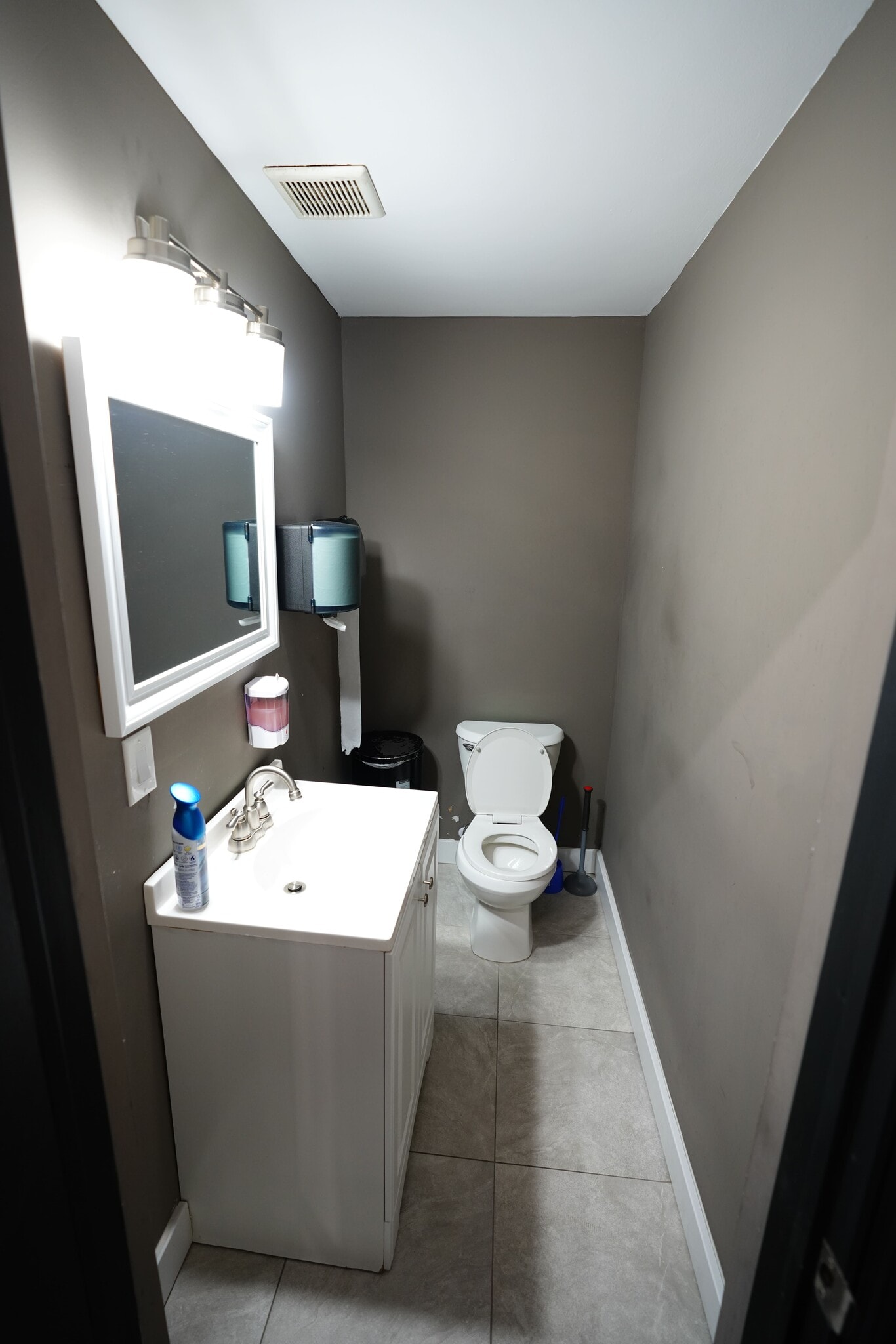 667 NW 29th St, Miami, FL for lease Interior Photo- Image 1 of 11