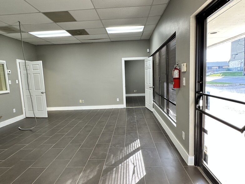 9914-9918 McCullough Ave, San Antonio, TX for lease - Interior Photo - Image 2 of 18