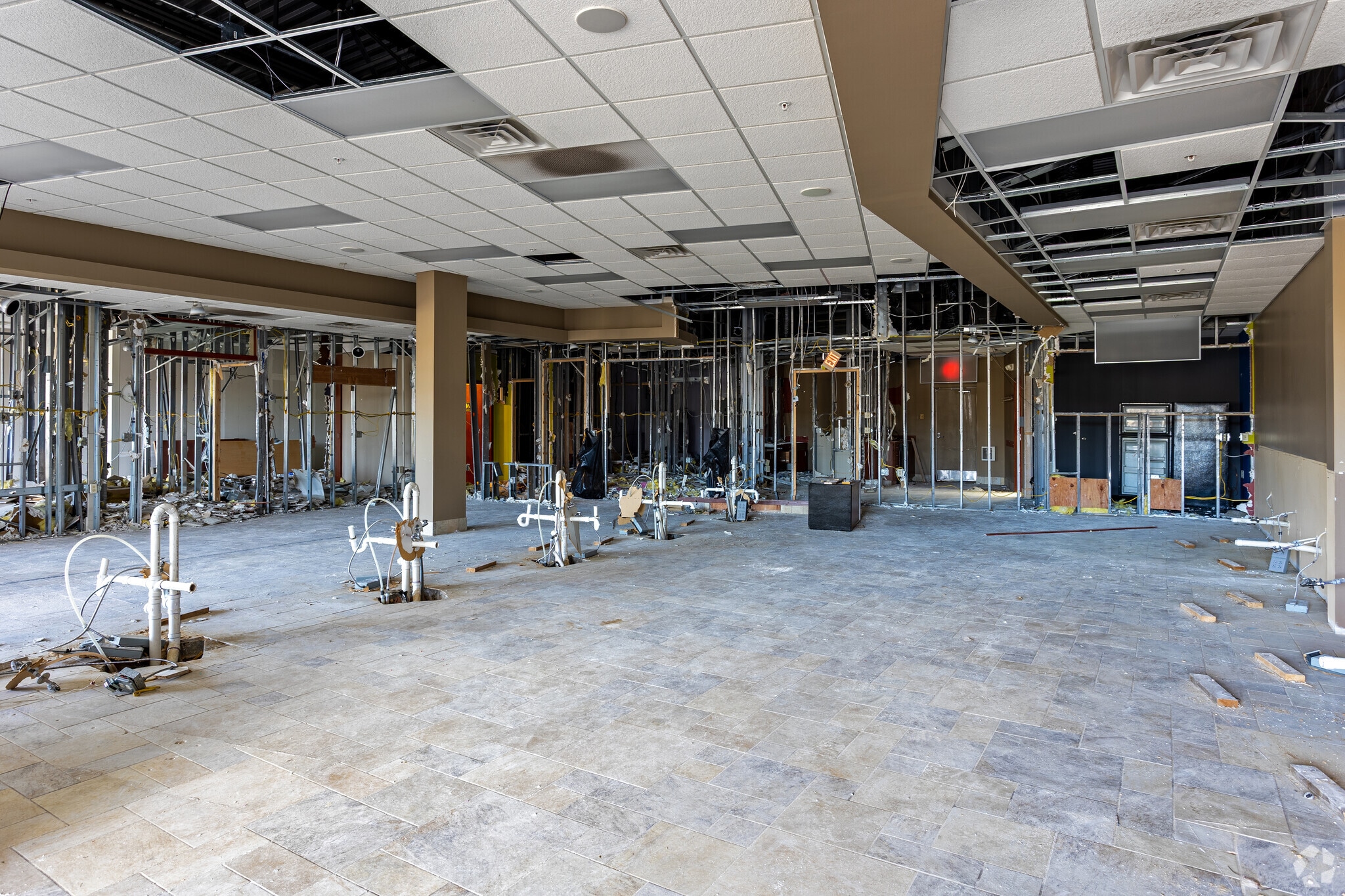 2665 Commerce Dr NW, Rochester, MN for lease Interior Photo- Image 1 of 5