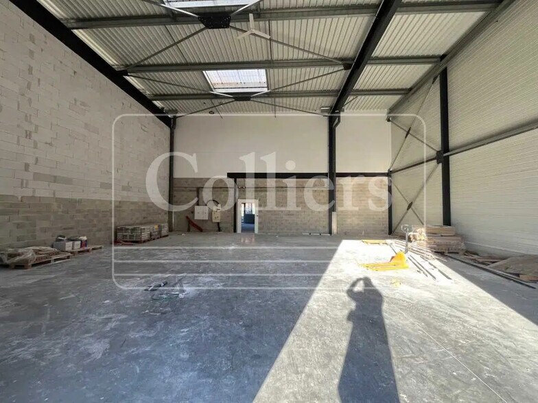 Office in Venelles for lease - Interior Photo - Image 3 of 7