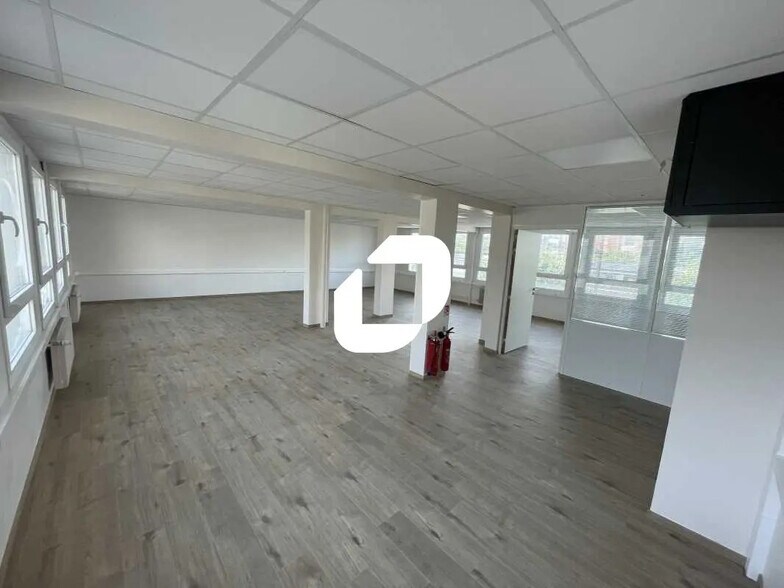 Office in Ivry-sur-Seine for lease - Interior Photo - Image 2 of 11