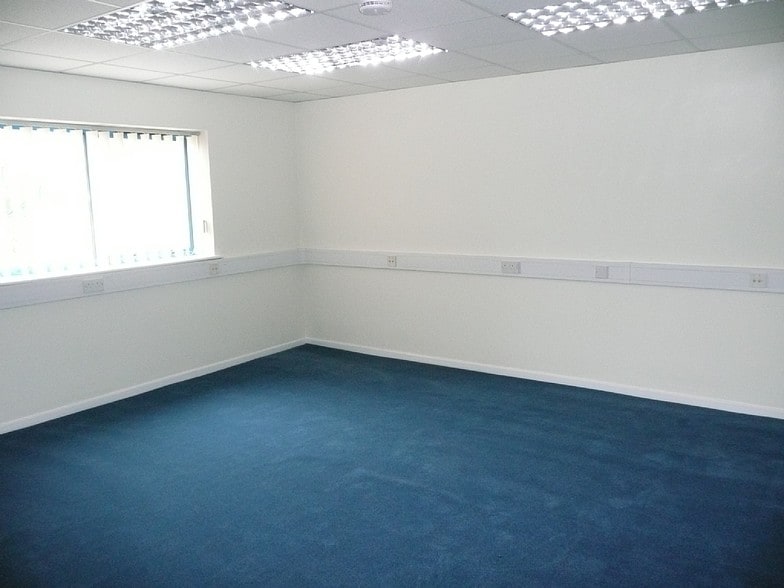 Foxwood Rd, Chesterfield for sale - Interior Photo - Image 1 of 1