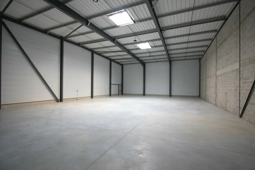Industrial in Lambesc for lease - Interior Photo - Image 2 of 9