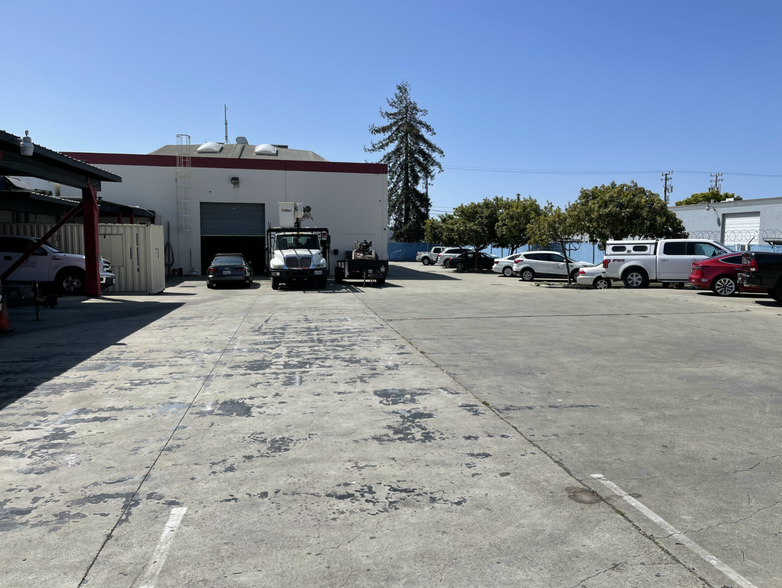 2337 American Ave, Hayward, CA for lease - Building Photo - Image 1 of 4