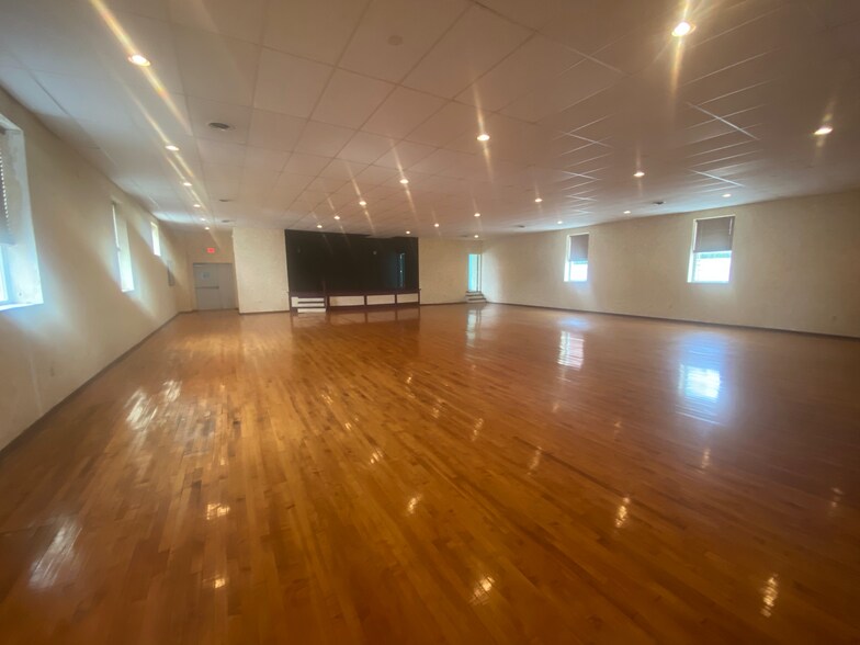 1020-1024 5th Ave, Coraopolis, PA for sale - Interior Photo - Image 1 of 1