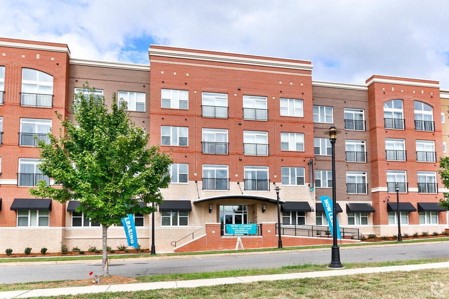 9336 Kings Parade Blvd, Charlotte, NC for lease - Building Photo - Image 2 of 48