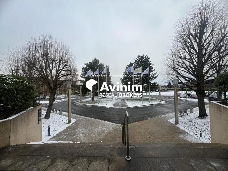 Office in Saint-Aubin for lease - Lobby - Image 2 of 11