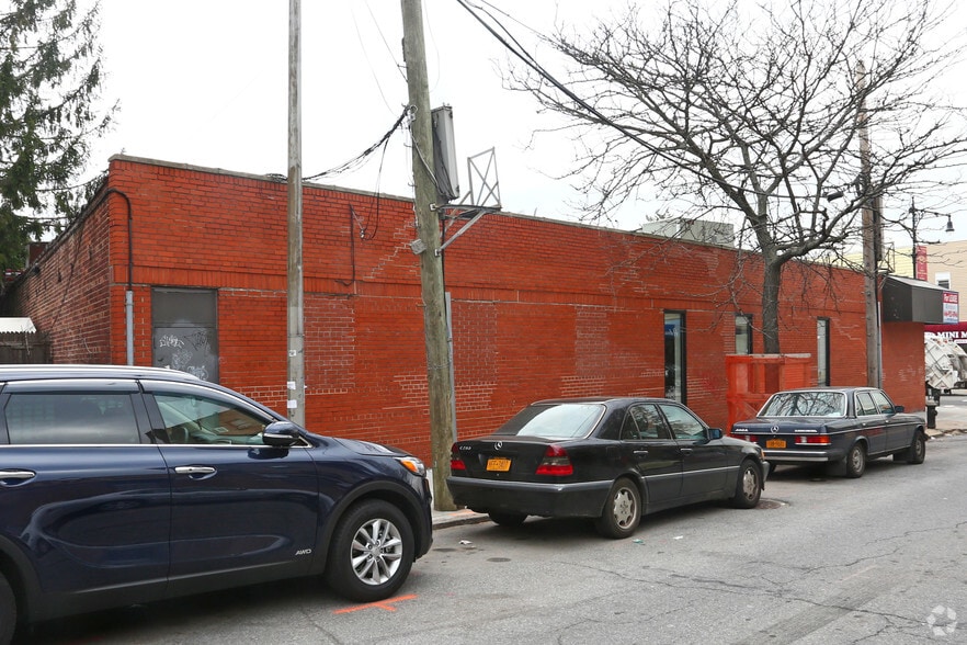 6918 Myrtle Ave, Glendale, NY for lease - Building Photo - Image 2 of 15