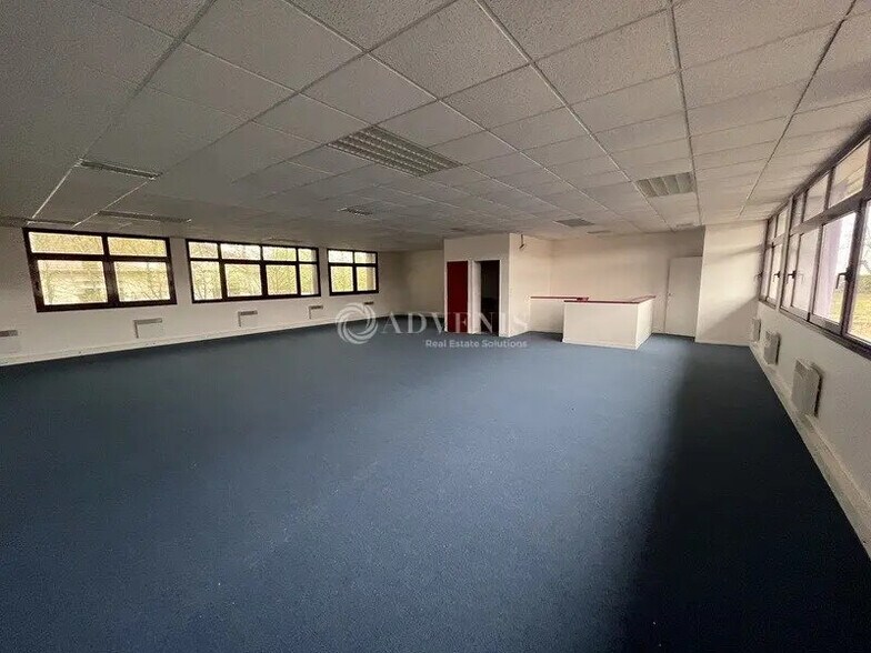 Office in Voisins-le-Bretonneux for lease - Interior Photo - Image 2 of 5