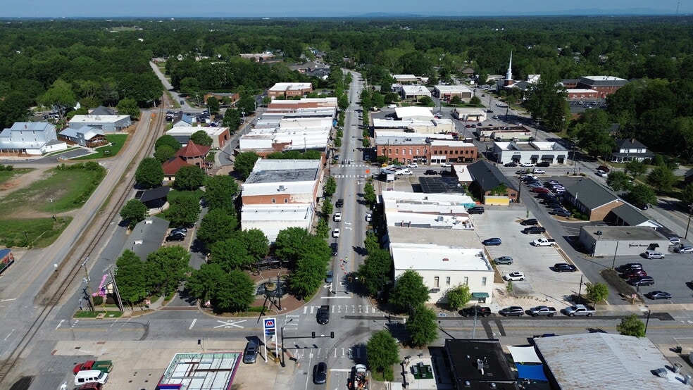 130 E Jones St, Fountain Inn, SC for lease - Building Photo - Image 2 of 9