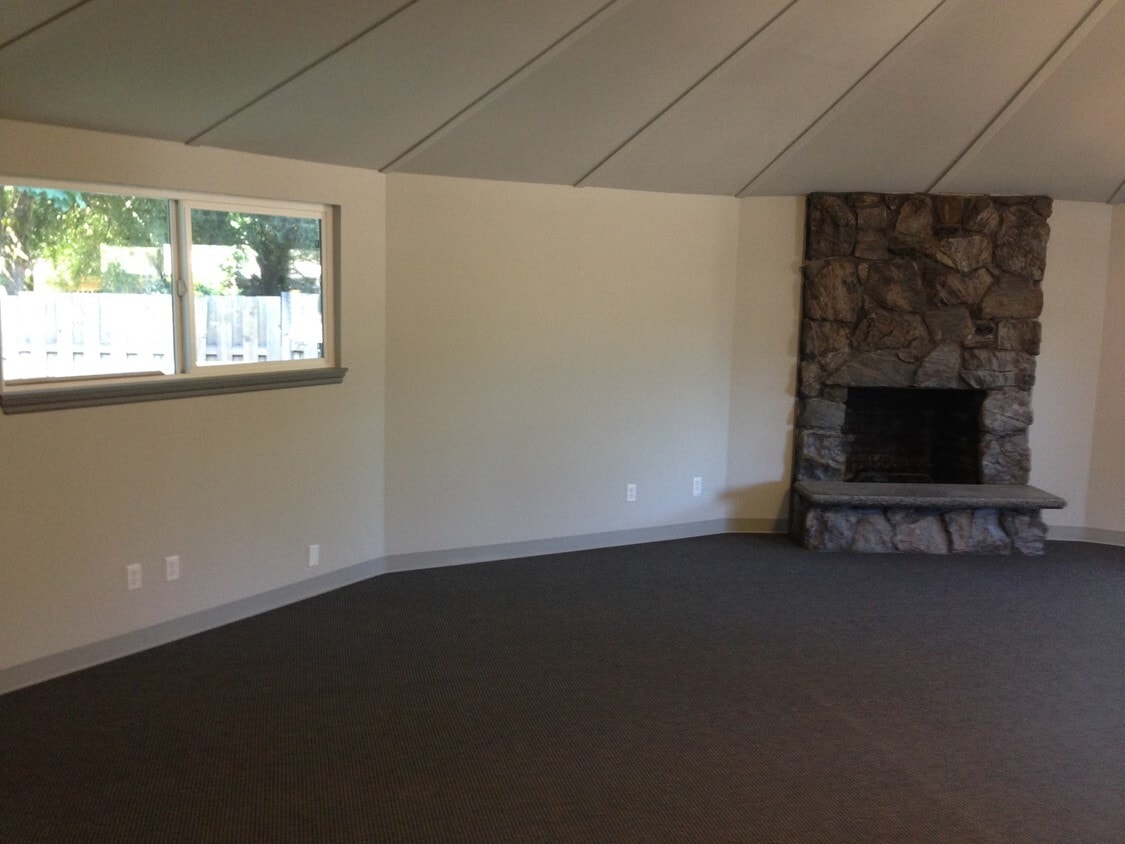 1675 NE Hogan Dr, Gresham, OR for sale Interior Photo- Image 1 of 3