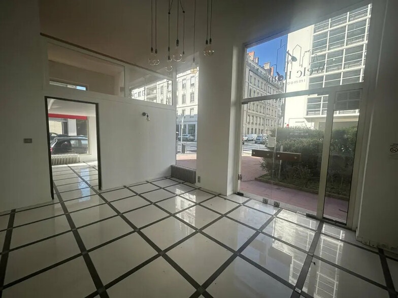 Office in Lyon for sale - Interior Photo - Image 1 of 10