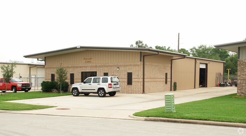 227 Derrick Dr, Humble, TX for sale - Primary Photo - Image 1 of 1