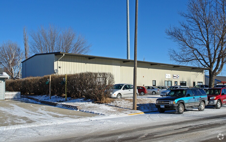 312 24th Ave SW, Willmar, MN for sale - Building Photo - Image 2 of 3
