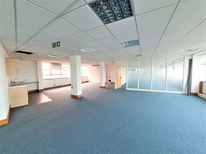 701 Chester Rd, Manchester for lease - Building Photo - Image 2 of 7