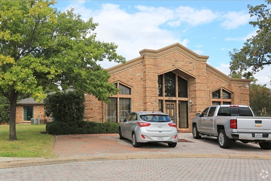 9285 Huntington Sq, North Richland Hills, TX for lease - Primary Photo - Image 1 of 7