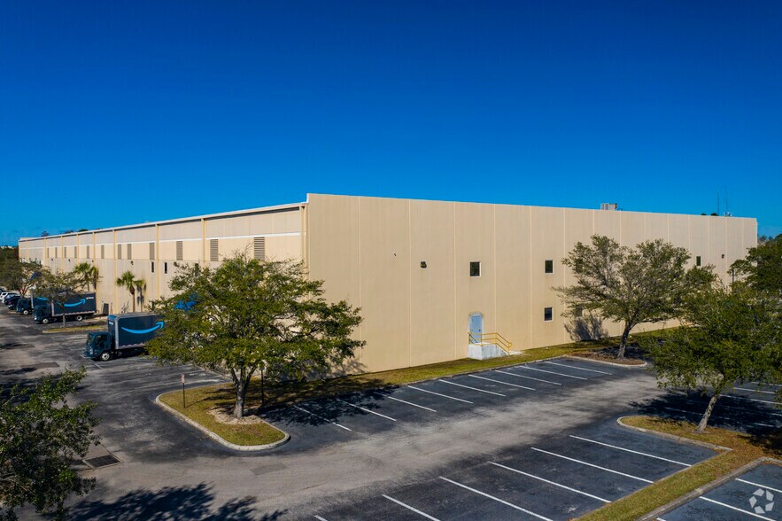 9799 International Ct N, Saint Petersburg, FL for lease - Building Photo - Image 1 of 9