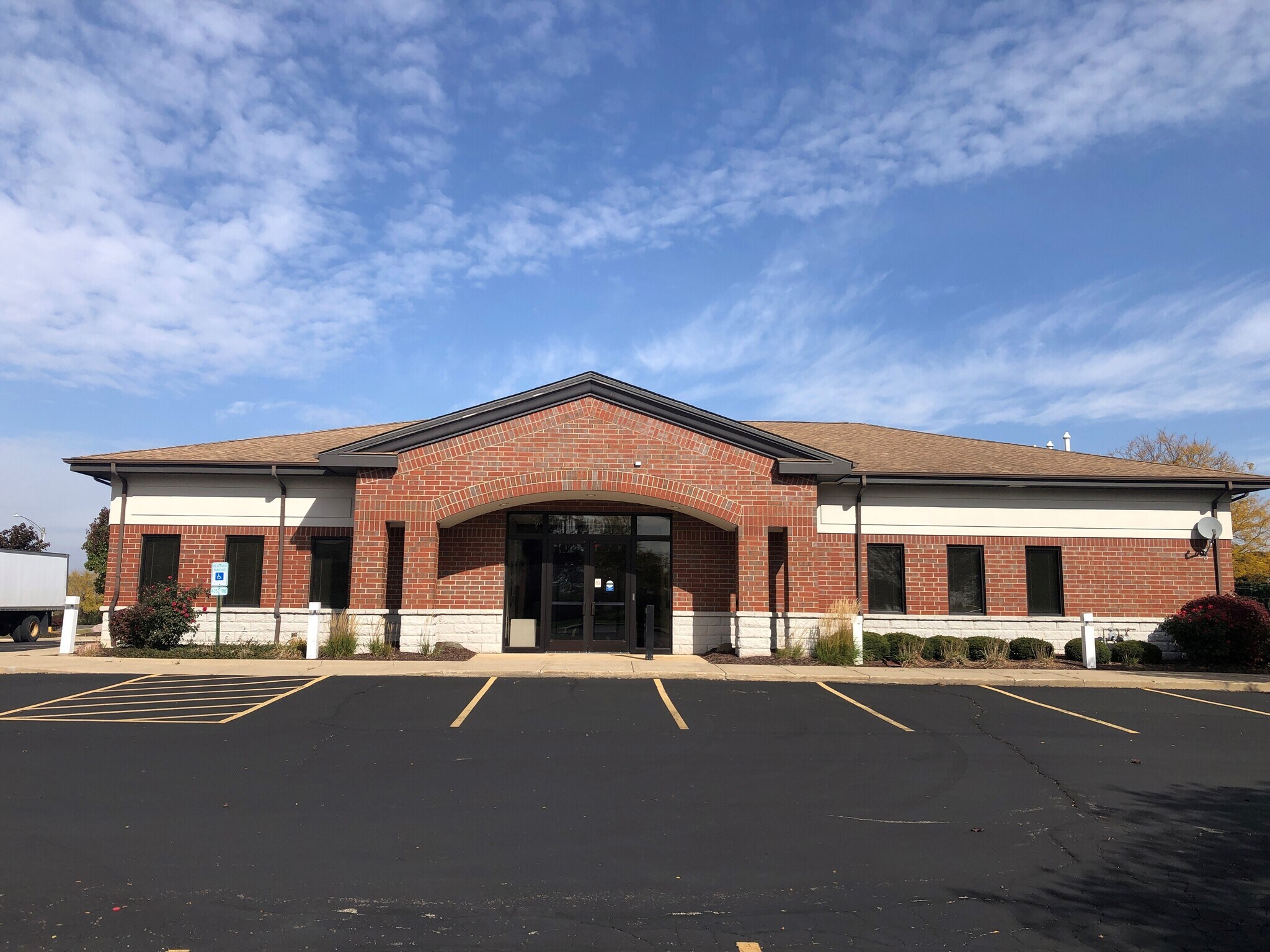 4101 W Shamrock Ln, McHenry, IL for sale Primary Photo- Image 1 of 1