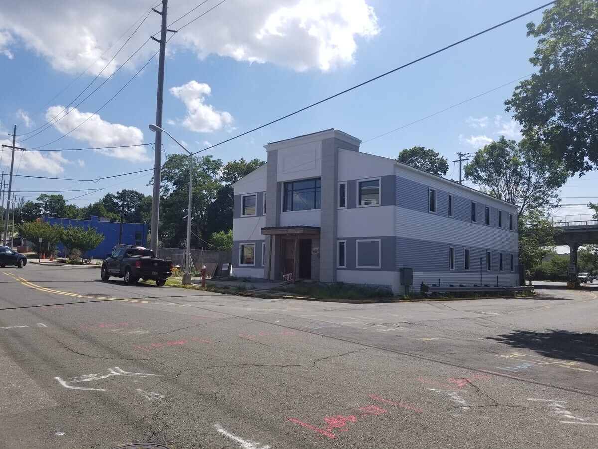 1010 Edgewater Ave, Ridgefield, NJ 07657