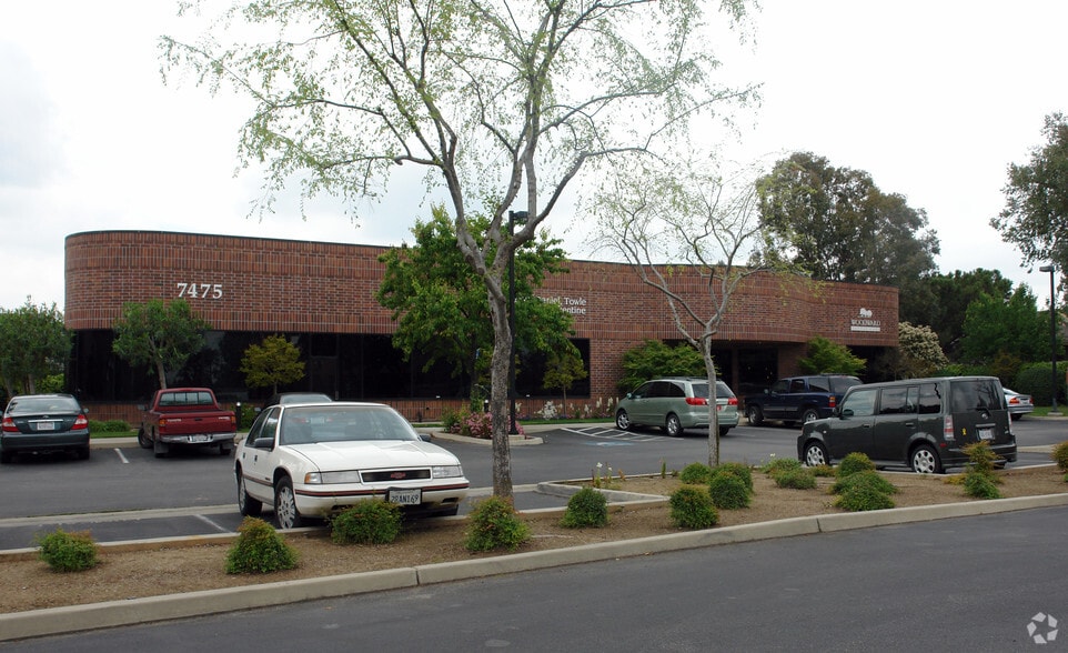 7475 N 1st St, Fresno, CA for sale - Building Photo - Image 2 of 8