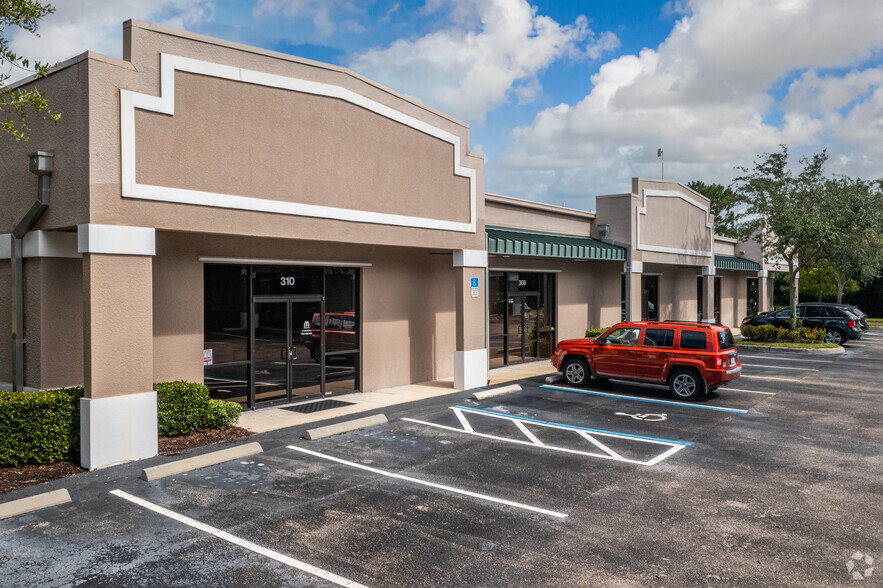 8971 Daniels Center Dr, Fort Myers, FL for sale - Primary Photo - Image 1 of 12