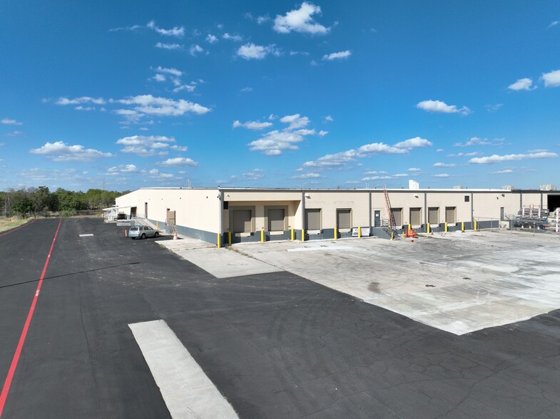 5827 W Us Highway 90, San Antonio, TX for lease - Building Photo - Image 2 of 7