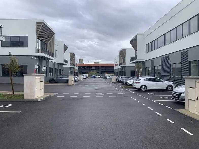 Office in Chassieu for lease - Building Photo - Image 1 of 13