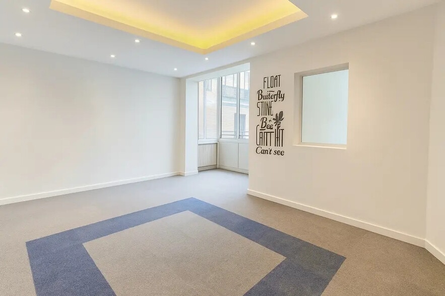 Office in Paris for lease - Interior Photo - Image 2 of 10