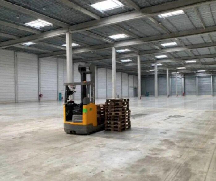 Industrial in Longueil-Sainte-Marie for lease - Building Photo - Image 3 of 7