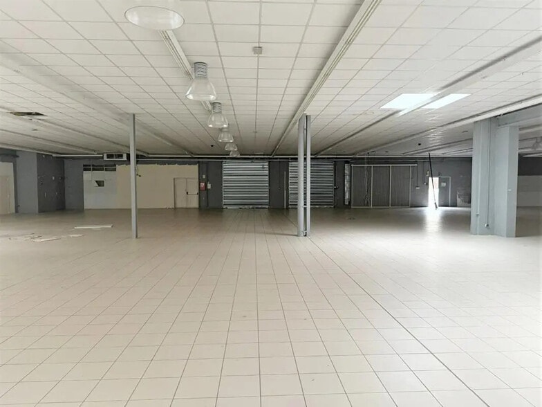 Retail in Besançon for lease - Interior Photo - Image 2 of 5