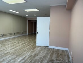 307 Lewers St, Honolulu, HI for lease Interior Photo- Image 1 of 12
