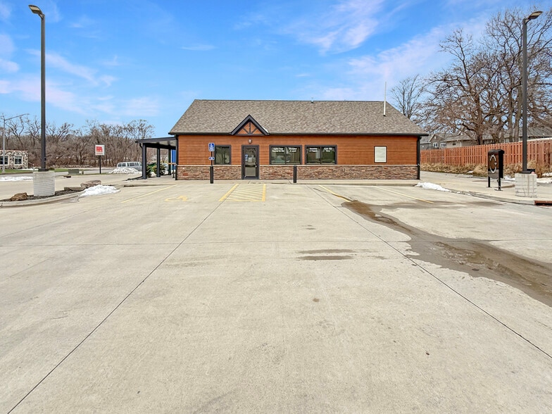 910 E 2nd Ave, Indianola, IA for sale - Building Photo - Image 3 of 27
