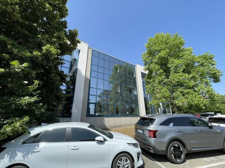 Office in Saint-Genis-Laval for lease - Building Photo - Image 2 of 12