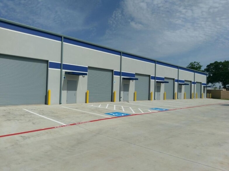 2301 Higgins Ln, Haltom City, TX for lease - Building Photo - Image 2 of 6