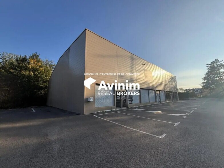 Retail in Saint-Vit for lease - Building Photo - Image 1 of 3