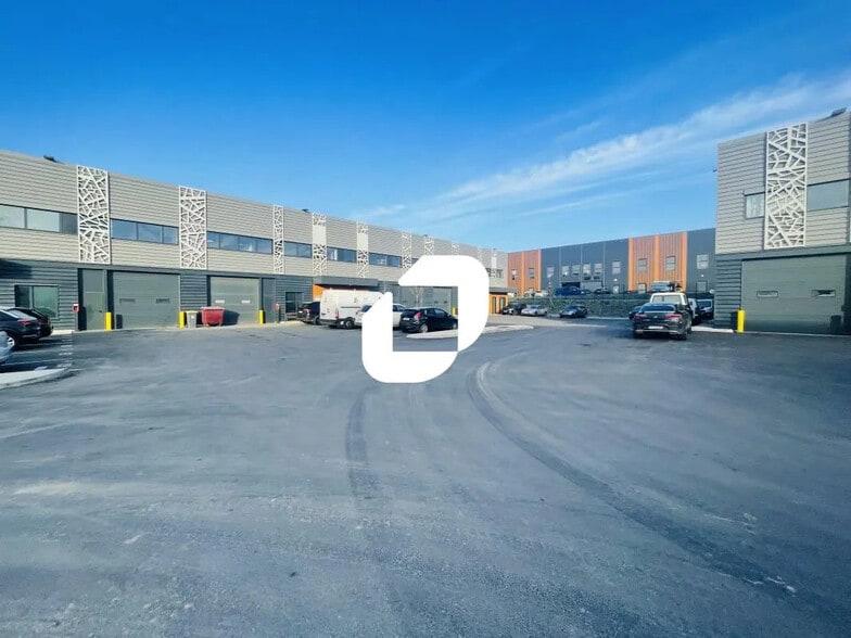 Flex in Courtry for lease - Building Photo - Image 1 of 4