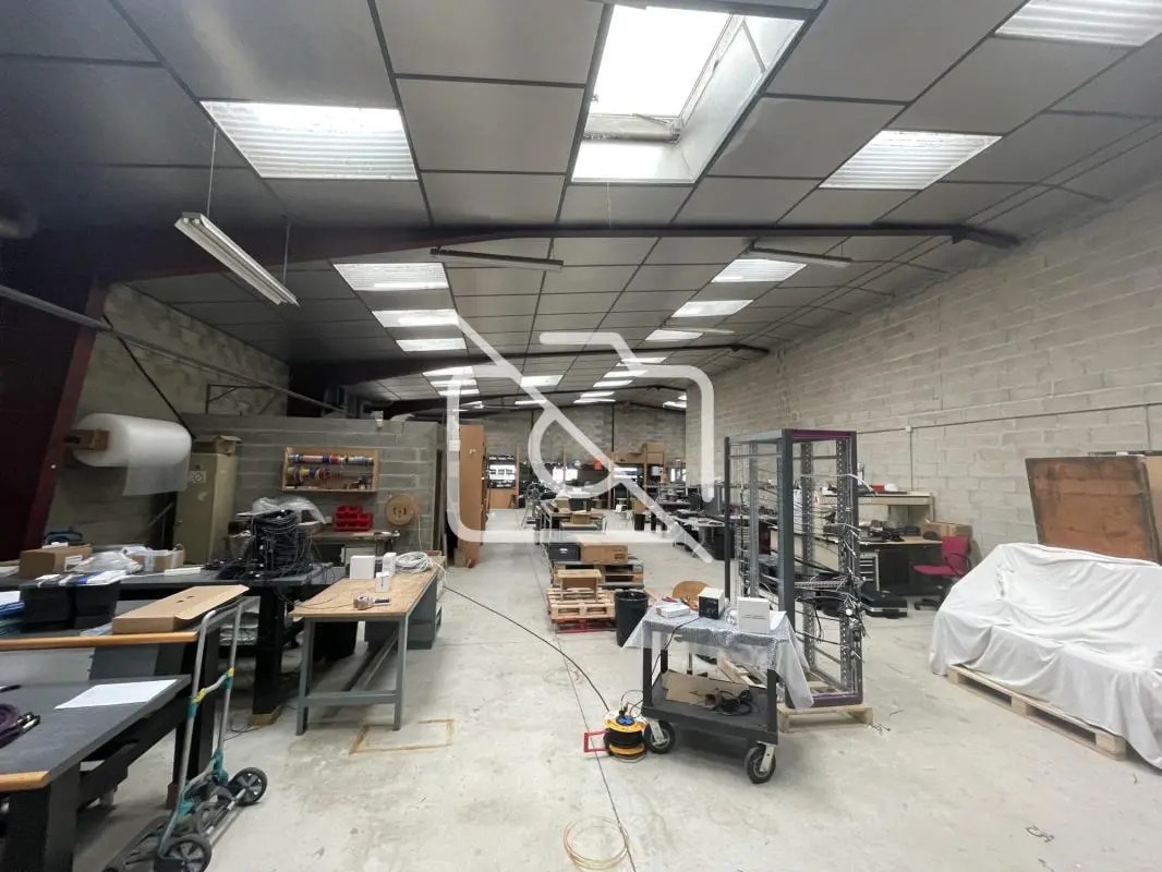 Office in Bondoufle for lease Interior Photo- Image 1 of 3