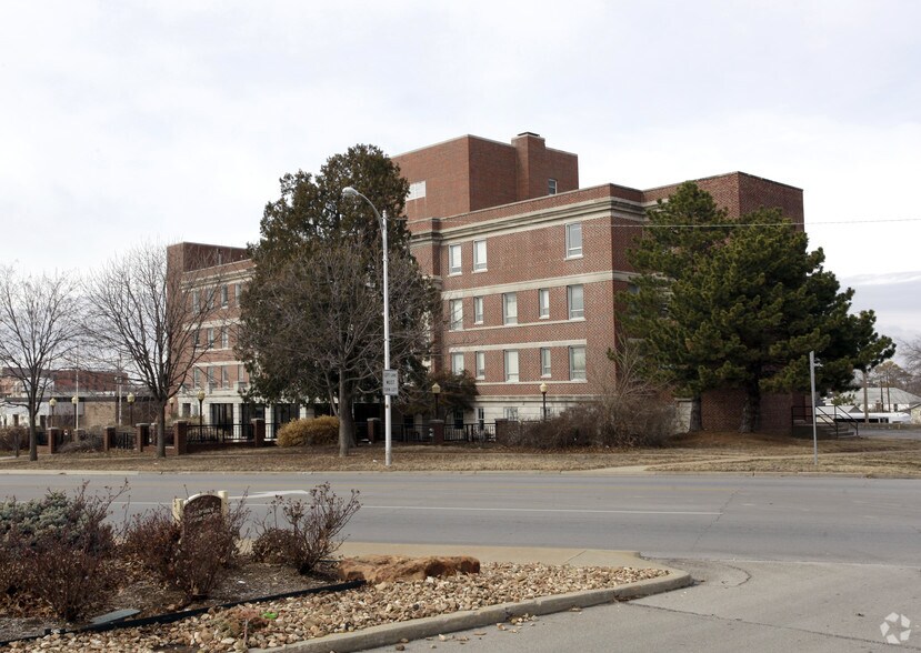 412 SE Frank Phillips Blvd, Bartlesville, OK, 74003 Hospital Property