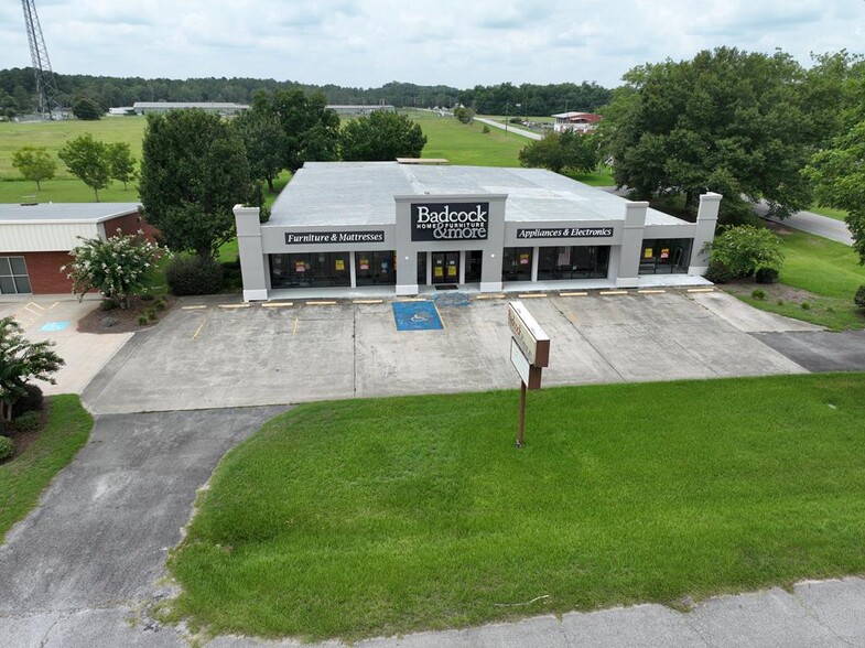 909 Veterans blvd, Glennville, GA for sale - Building Photo - Image 1 of 13