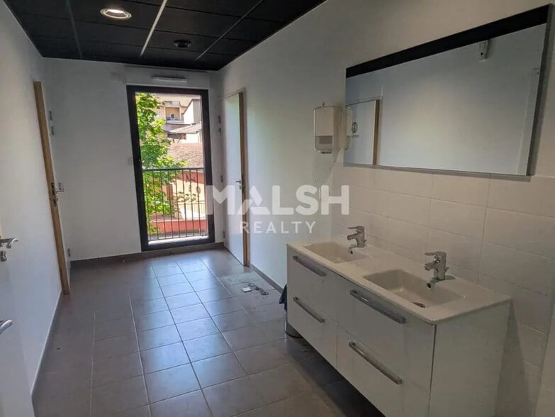 Office in Condrieu for lease - Interior Photo - Image 3 of 5