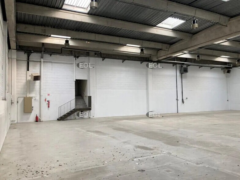 Flex in Palaiseau for lease - Interior Photo - Image 2 of 4