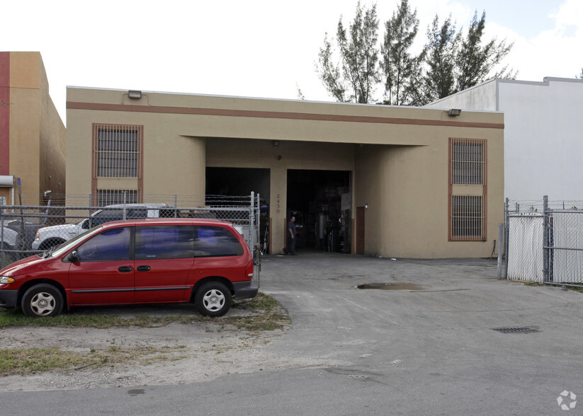 2430 W 78th St, Hialeah, FL for lease - Primary Photo - Image 1 of 3