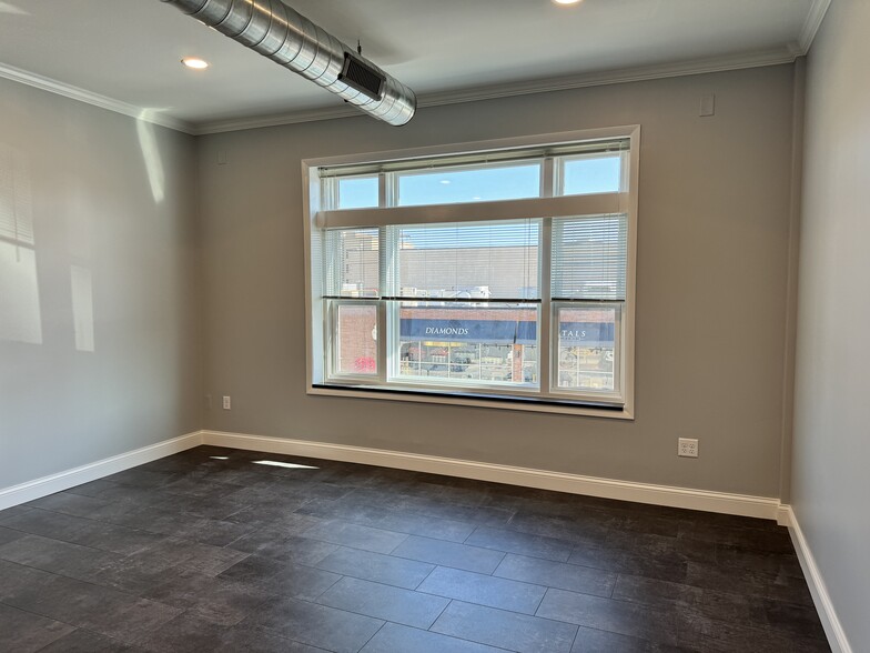 225 S Main St, Royal Oak, MI for lease - Interior Photo - Image 2 of 16