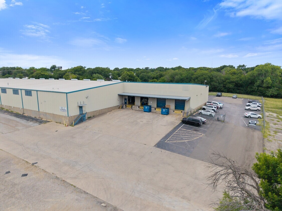 921 E Waggoman St, Fort Worth, TX for lease Building Photo- Image 1 of 7
