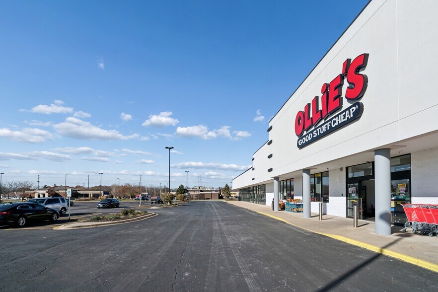 2350 Sycamore Rd, Dekalb, IL for lease - Building Photo - Image 2 of 18