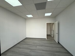 7020 Hayvenhurst Ave, Van Nuys, CA for lease Interior Photo- Image 2 of 4