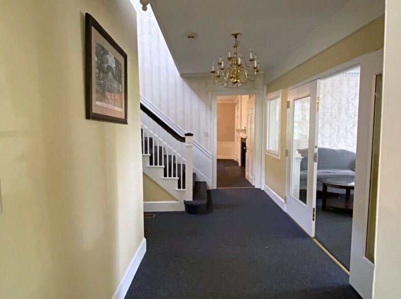 827 Main St, Woburn, MA for lease - Lobby - Image 2 of 6