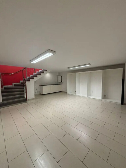 Retail in Levallois-Perret for lease - Interior Photo - Image 3 of 6